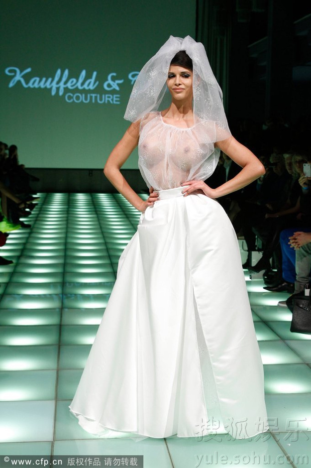 足球宝贝米开拉助阵<em>时装周 透视</em>装双峰尽露-娱