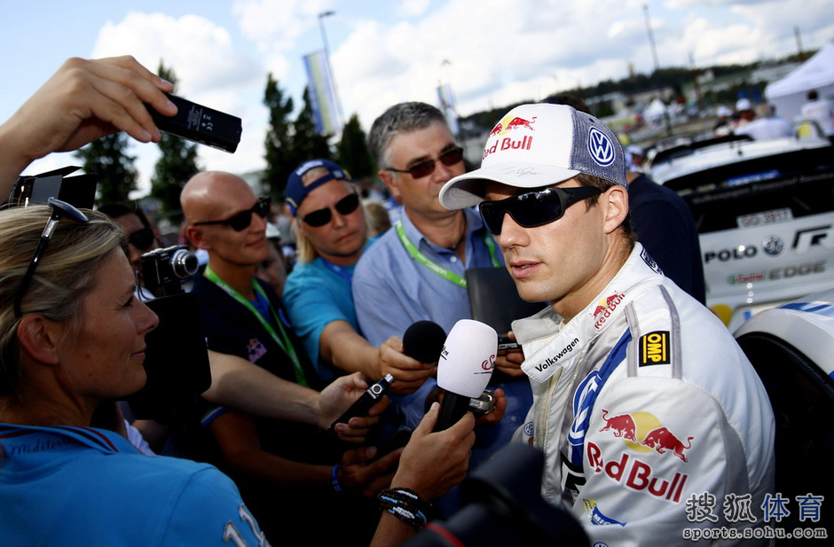 高清:世界汽车拉力赛芬兰站 拉特瓦拉驾车飞跳