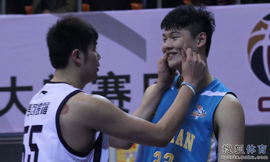 高清:福建客场战东莞 王哲林被孙桐林搞笑捏脸