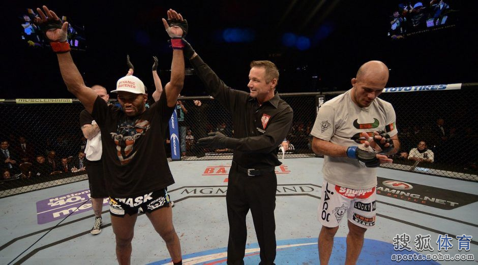 ufc168精彩瞬间 选手浴血铁笼秀格斗真谛