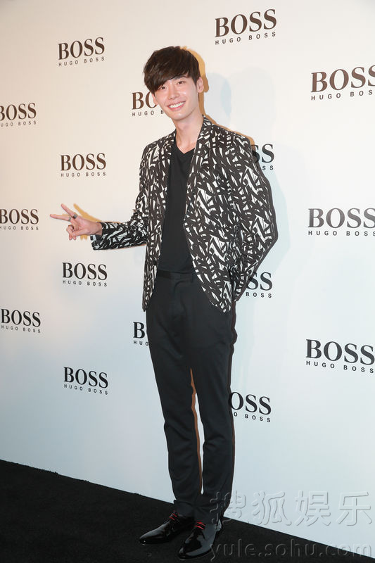 李钟硕现身香港参加活动 比剪刀手呆萌可爱63