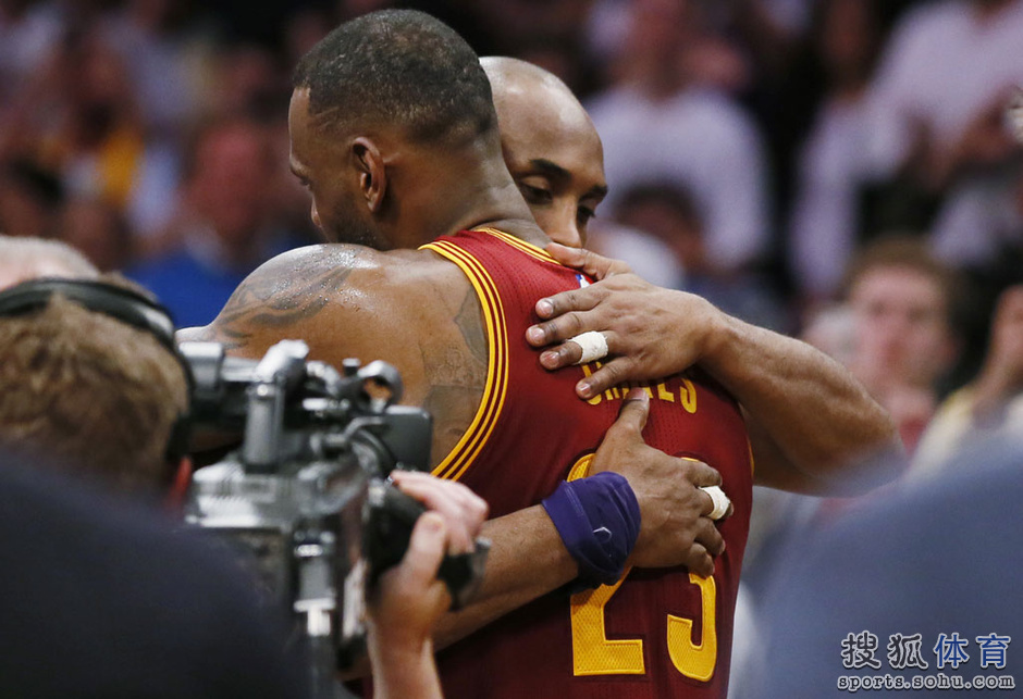 组图:请永远记住这一刻 科比与詹姆斯最后对决
