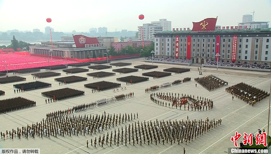 朝鲜建国65周年<em>阅兵</em> <em>女兵</em>方阵英姿飒爽54908