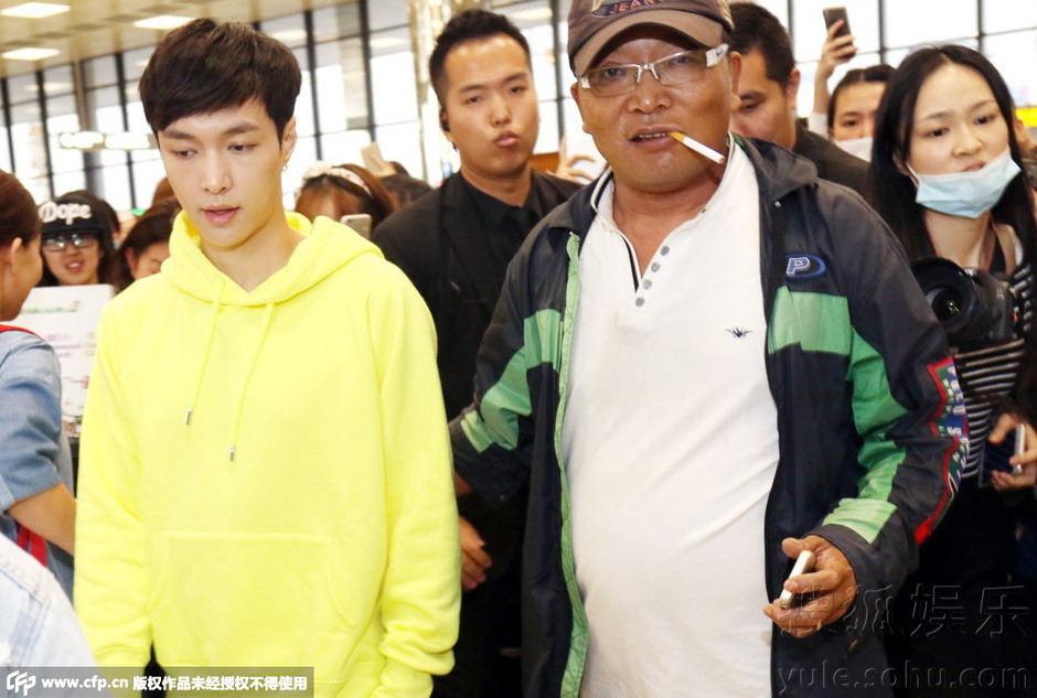 张艺兴潮装现身遭围堵 吐舌淡定被大叔抢镜
