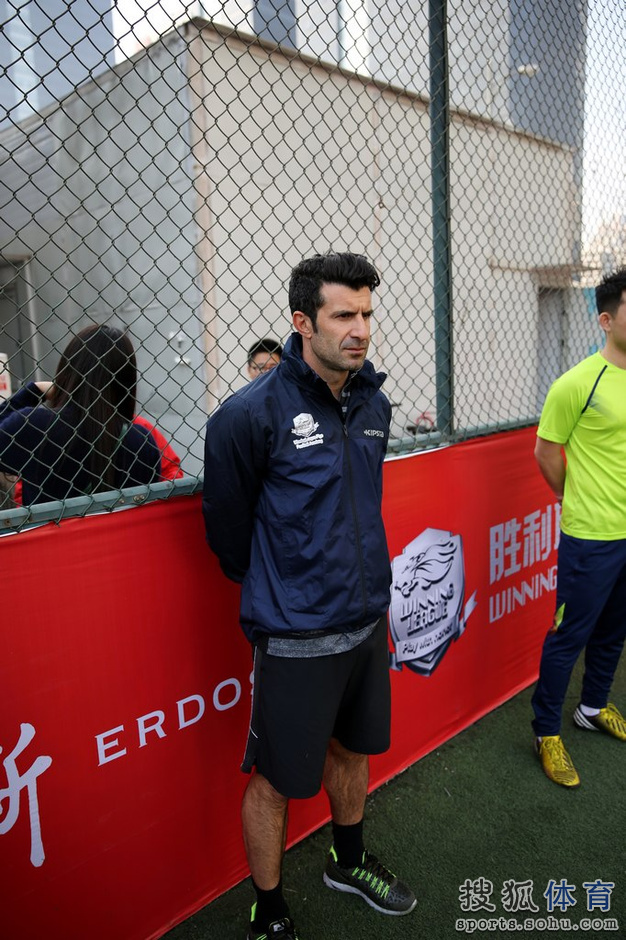 高清:菲戈助力青少年足球 秀脚法亲吻小伙伴们