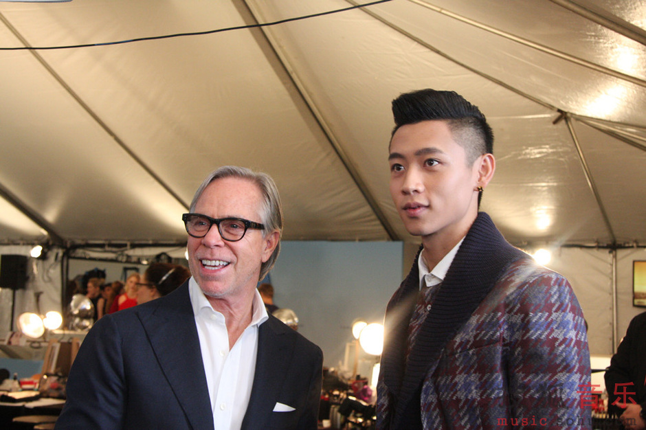 魏晨绅士潮男look亮相纽约时装周被赞封面人物