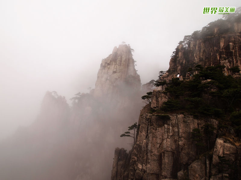 【转载】 雨后黄山云雾缭绕宛若仙境