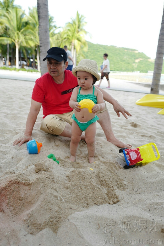 解锁新搭配!杨幂老爸晒与董璇女儿沙滩照9053