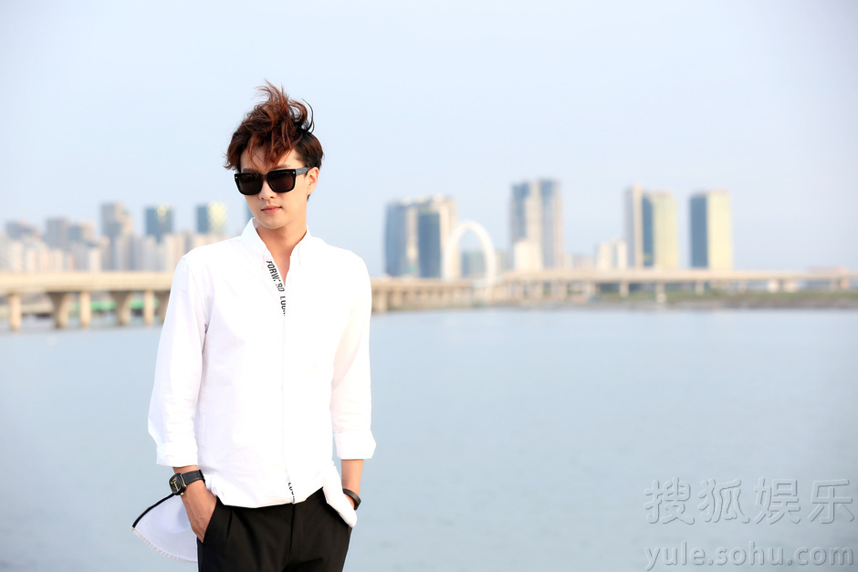 高仁韩国仁川大桥街拍 海风拂面硬朗有型