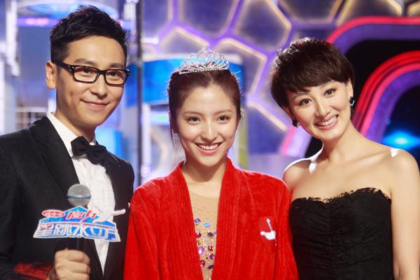 高清: 潘辰 水钻泳衣性感惊艳 戴王冠秀公主范儿