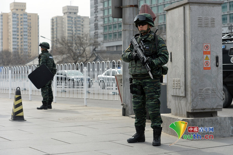 两会期间长安街现惊险一幕 “雪豹”出击摆平7596004-军事频道图片库-大视野-搜狐