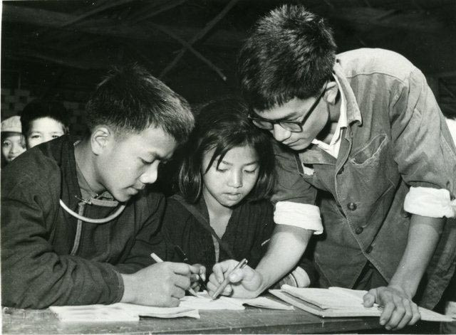 中华人民共和国成立后,为了解决城市中的就业问题,从50年代中开始就组织将城市中的年轻人移居到农村,尤其是边远的农村地区建立农场。早在1953年《人民日报》就发表社论《组织高校毕业生参加农业生产劳动》。1955年毛泽东提出农村是一个广阔的天地,在那里是可以大有作为的。成为后来知识青年上山下乡的口号。图为知青在云南版纳朱克家。