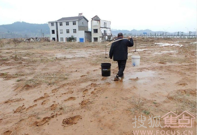 湖北宜昌钉子户被断水数月成孤岛7586904-焦