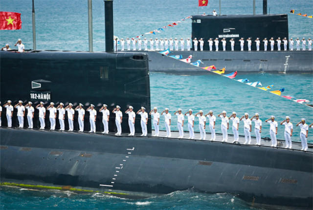 越南海军阅兵:涌现大批新武器 秀洛基潜艇群-军