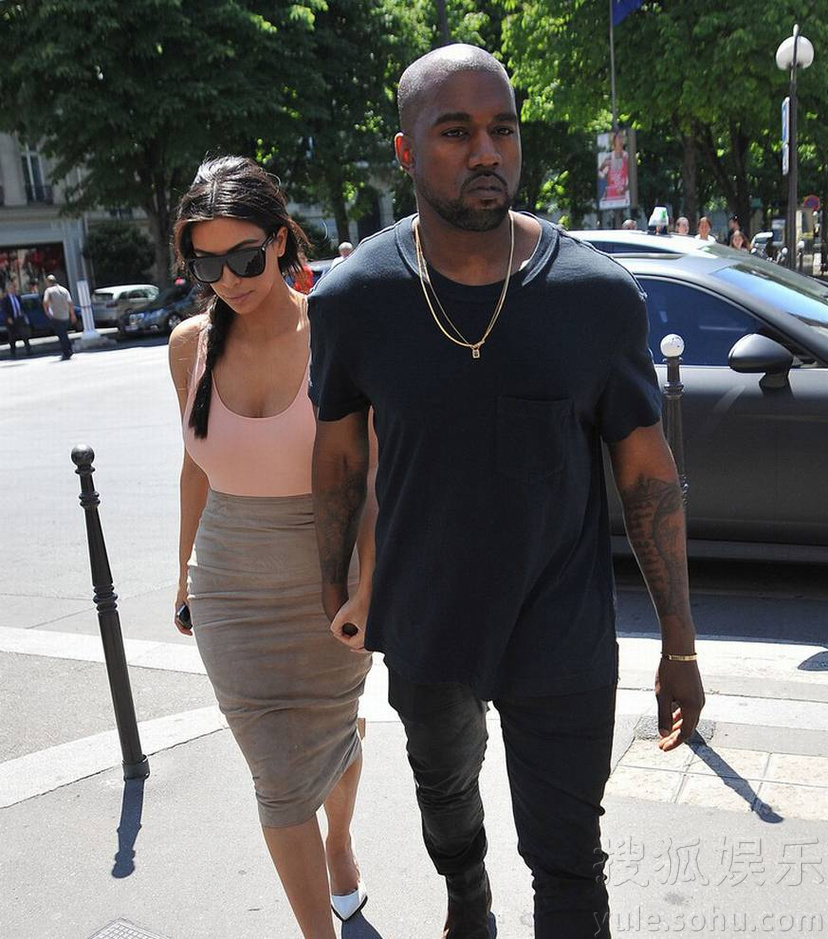 卡戴珊吊带背心波涛汹涌 秀丰满身材(图)6627