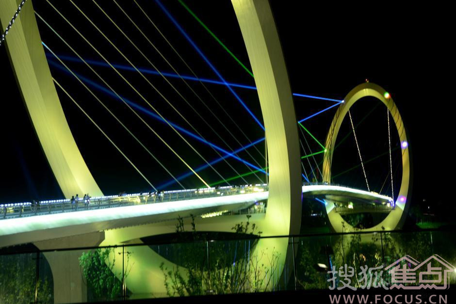 南京青奥村:夜景如画 绚丽多彩
