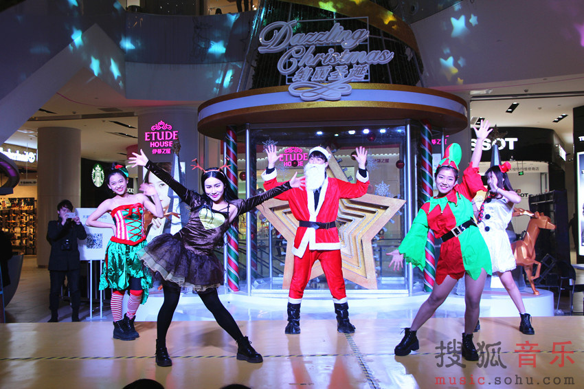 TimeZ组合空降天津 出席绚丽圣诞点灯仪式