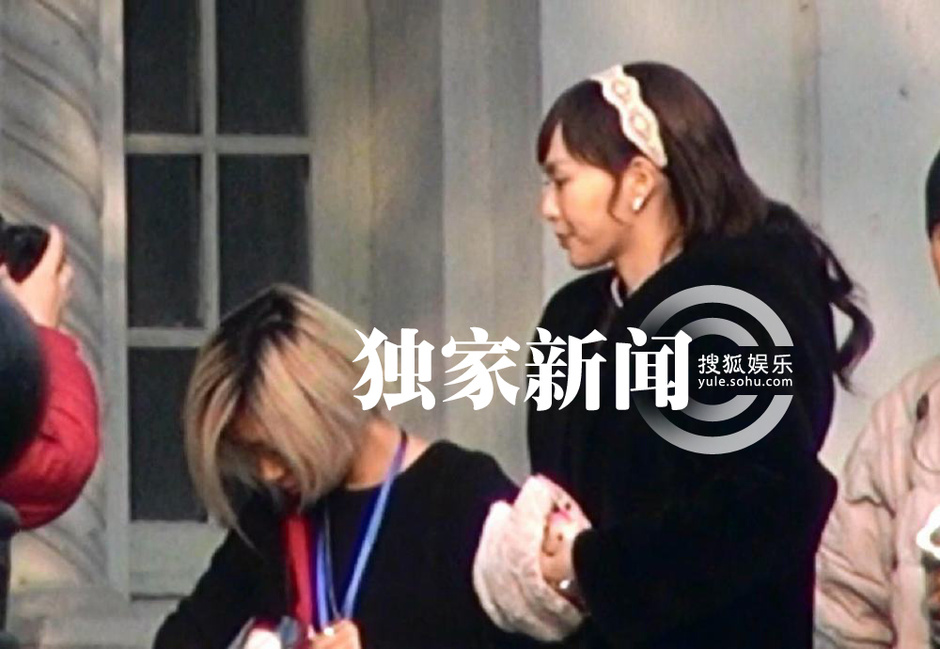 独家:唐嫣着<em>女仆</em>装拍摄新戏 和父亲走路回家6