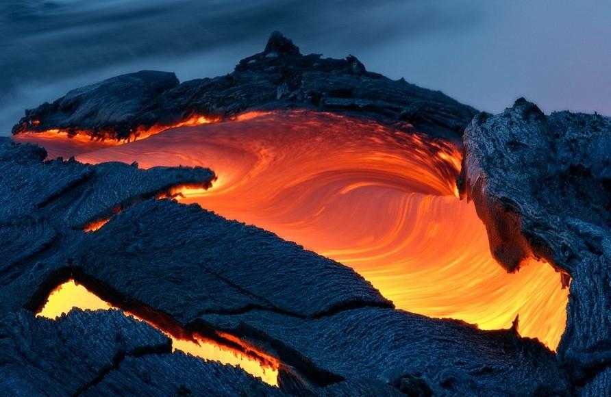 美国摄影师迈尔斯摩根为拍摄理想照片,冒生命危险攀登上夏威夷活火山