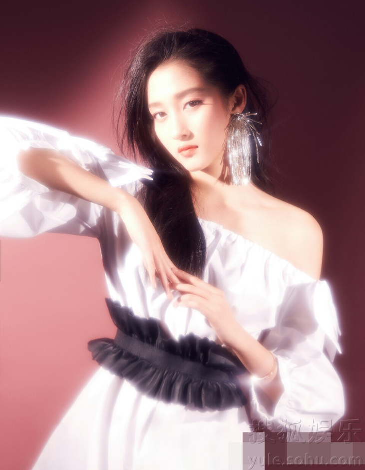 梦幻迷离！关晓彤晒复古写真 小女美如画 (组图)