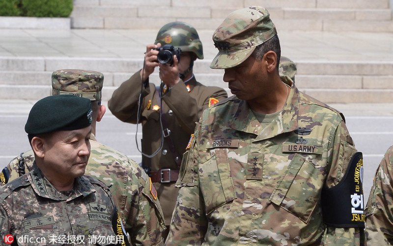 韩美联军新司令视察板门店 朝鲜士兵靠近拍照