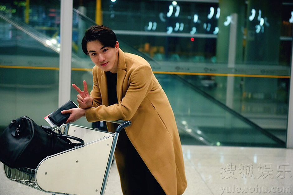 《长江图》出征柏林电影节 邬立朋现身机场-娱