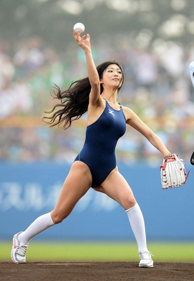 坛蜜出席<em>日本</em>职棒开球式<em>大胆</em>上演脱衣秀5362