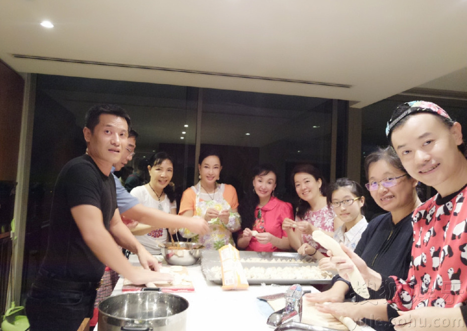 刘晓庆欢度春节 妆容精致亲手下厨包饺子 (组图)