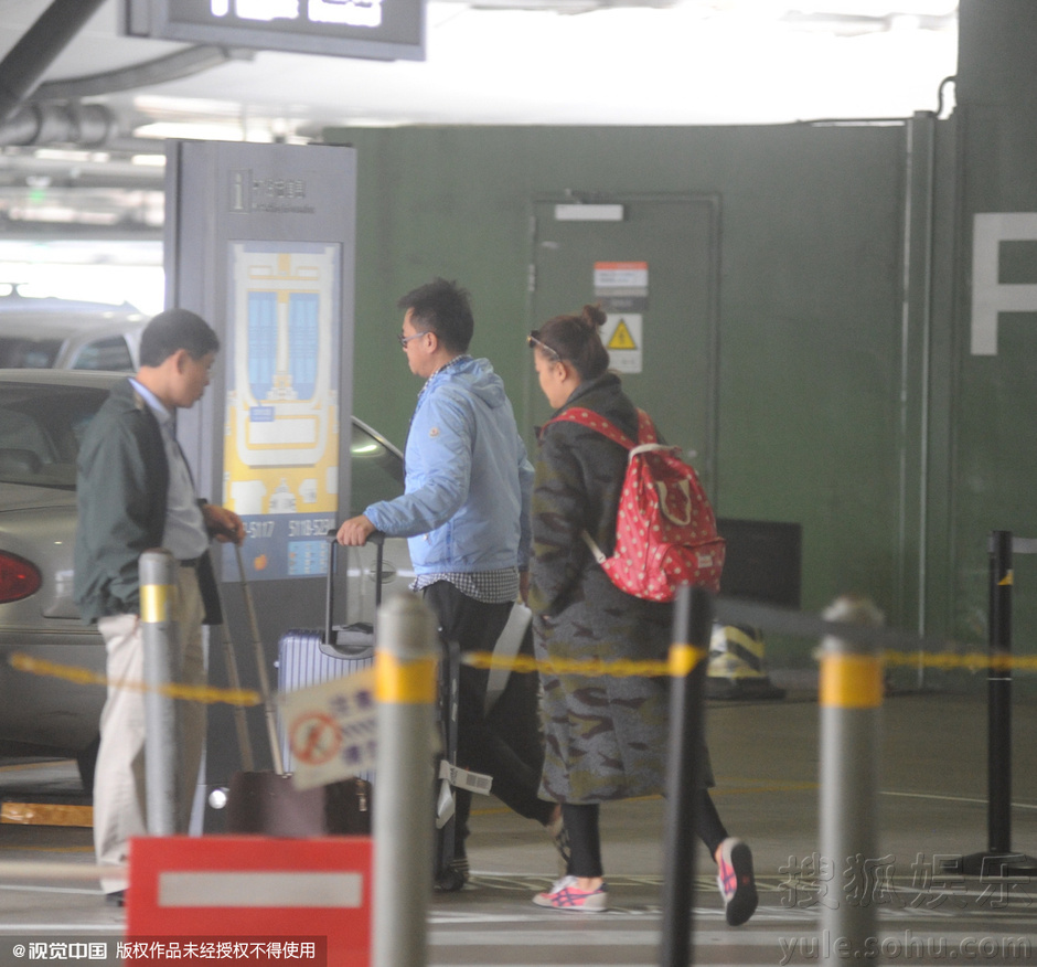 王学兵携三婚妻子抵沪秀恩爱 <em>护子</em>心切主动抱