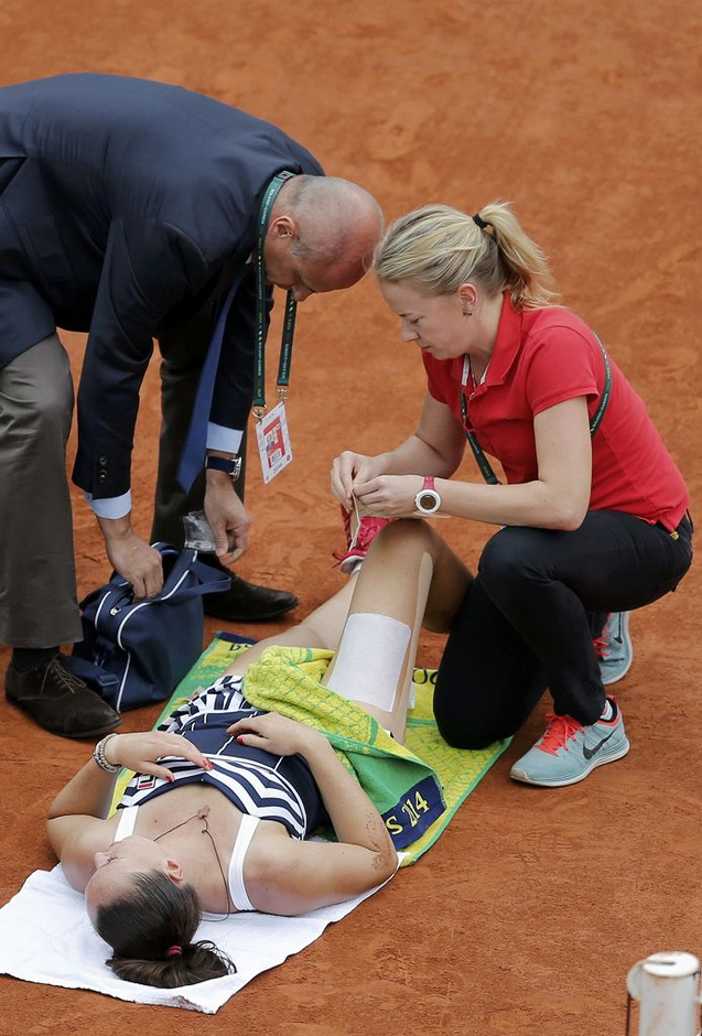 高清:埃拉尼咬牙切齿 <em>扬科维奇</em>受伤叫医疗暂停