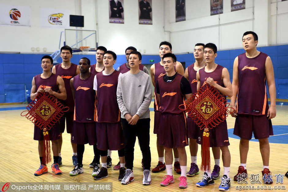 高清图:辽宁男篮向球迷拜年 杨鸣赵继伟对春联