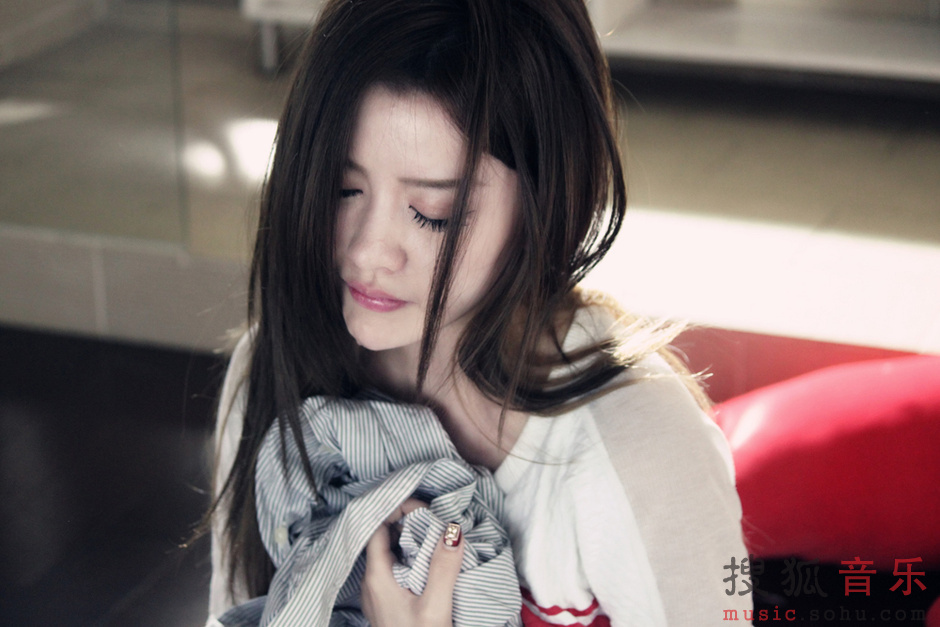 By2《不哭了》<em>MV</em>突破演技 妹妹Yumi为爱泪崩