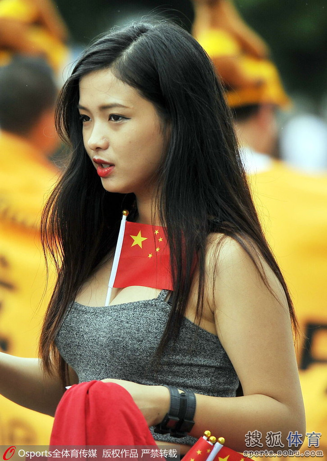 <em>美女</em>胸插国旗助威国足 摇旗呐喊一片中国红(图