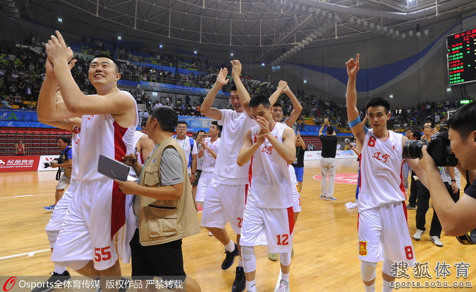 高清:全运会男篮辽宁夺冠 周琦郭艾伦挥手致意