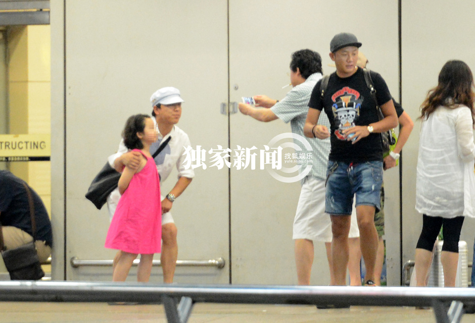 独家:黄渤刘桦回京 刘桦女儿送黄渤礼物求合影