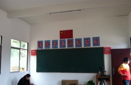 高清:中国阿森纳球迷传递正能量 捐建爱心小学