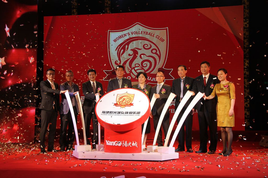 福建<em>女排</em>外援展示新<em>球衣</em> 陈忠和发言笑呵呵(图