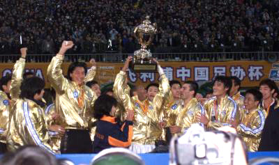 忆重庆足球高光时刻 足协杯夺冠李章洙洒泪(图