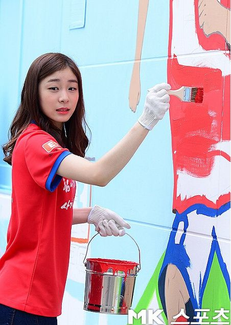 金妍儿做壁画助威世界杯 浓妆亮相目光冷峻(图