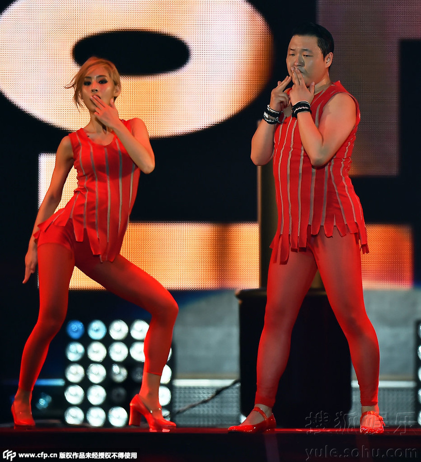 不忍直视!鸟叔穿红丝袜秒变如花 舞姿魅惑7423212-娱乐频道图片库-大视野-搜狐