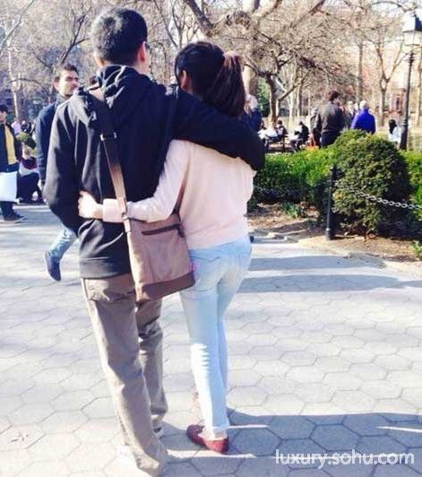 奶茶妹妹与刘强东最新情侣照曝光