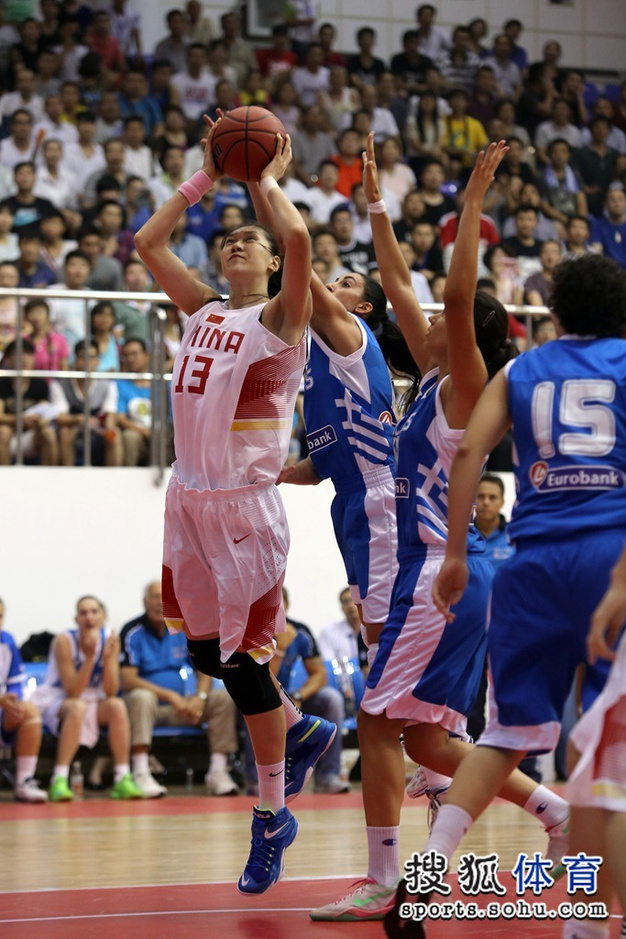 高清:女篮战希腊杨力维突破 内线送对手大火锅
