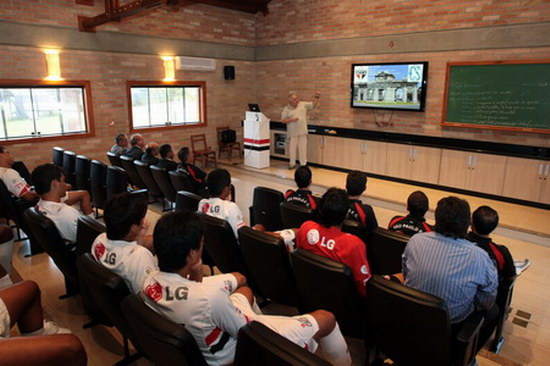 高清:鲁能圣保罗签战略协议 探访巴豪门青训营