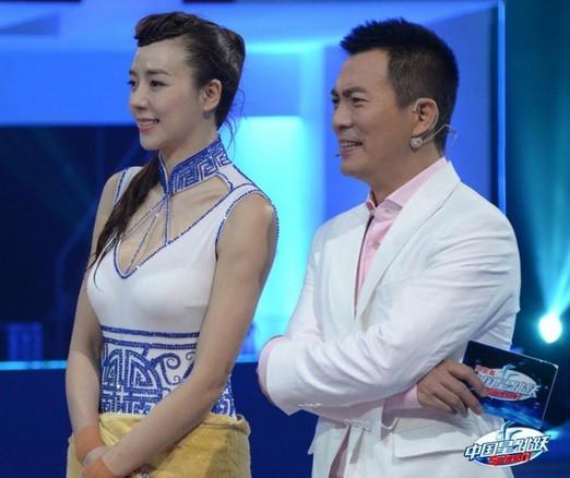 星跳跃第四期周韦彤穿青花瓷泳衣 夹紧改包紧