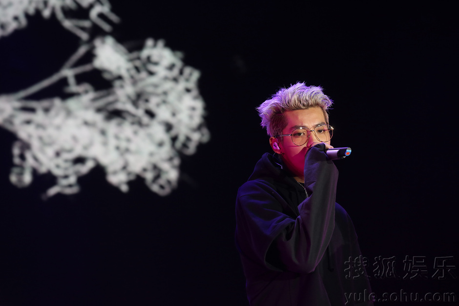 吴亦凡首唱 从此以后 亮相芭莎慈善夜成焦点