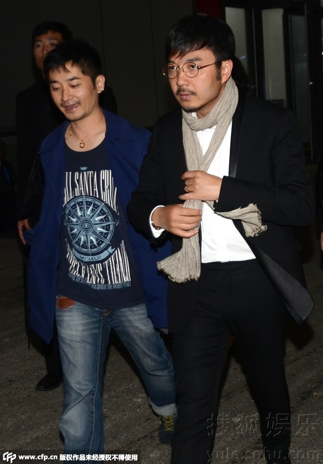 汪涵获众人护驾显大牌 边走边戴围巾表情呆萌