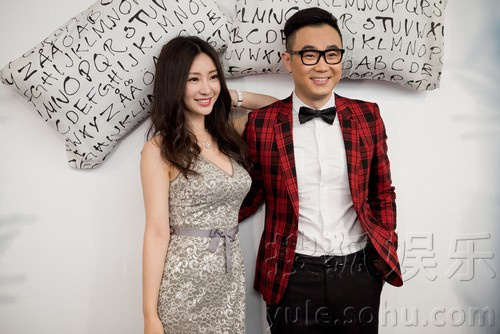 柳岩现身《屌丝3》首映礼 与大鹏共枕合影