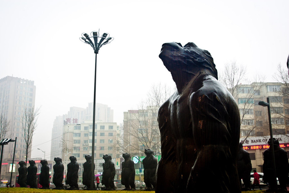 人猿猩球!长春街头现巨猿铜像