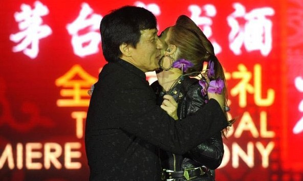 成龙大哥亲密贴脸接吻 男女通吃已成特色63