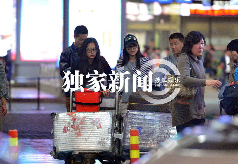 的邻家女孩一样,与她一同回京的除助理外,还有一位短发朴实的高清图片